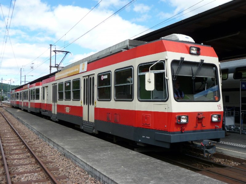 WB - Triebwagen BDe 4/4 15 mit zwei Steuerwagen im Bahnhof von Liestal am 03.02.2008