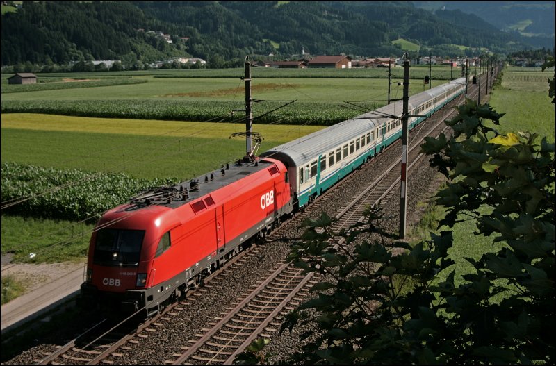 Wechsel auf die andere Seite: Im schn glnzenen Ferrari-rot wird die 1116 043 mit dem IC von einigen Fotografen auf den Chip gebannt. (08.07.2008)
