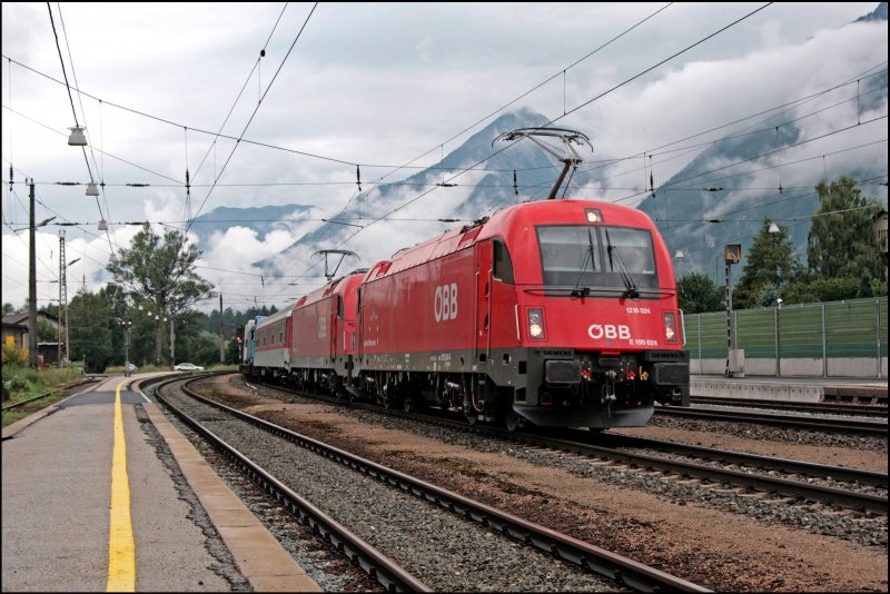 Wechsel ins Inntal nach Brixlegg: E190 024 (E190 024) und eine Schwesterlok bringen eine RoLa vom Brenner nach Wrgl. (08.07.2008)
