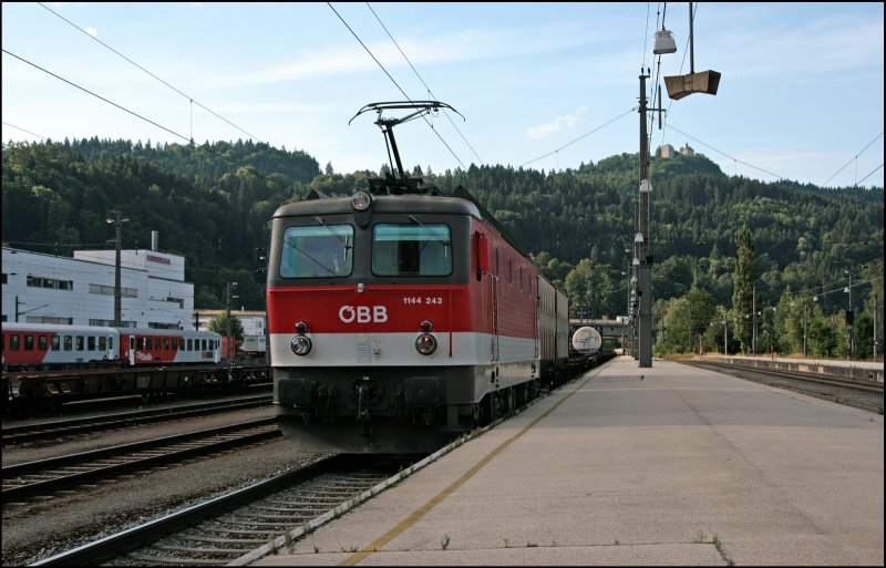 Wechsel vom Kloster nach Kufstein: 1144 243 durchfhrt ohne Halt mit einem Kombizug den Bahnhof Kufstein. (05.07.2008)
