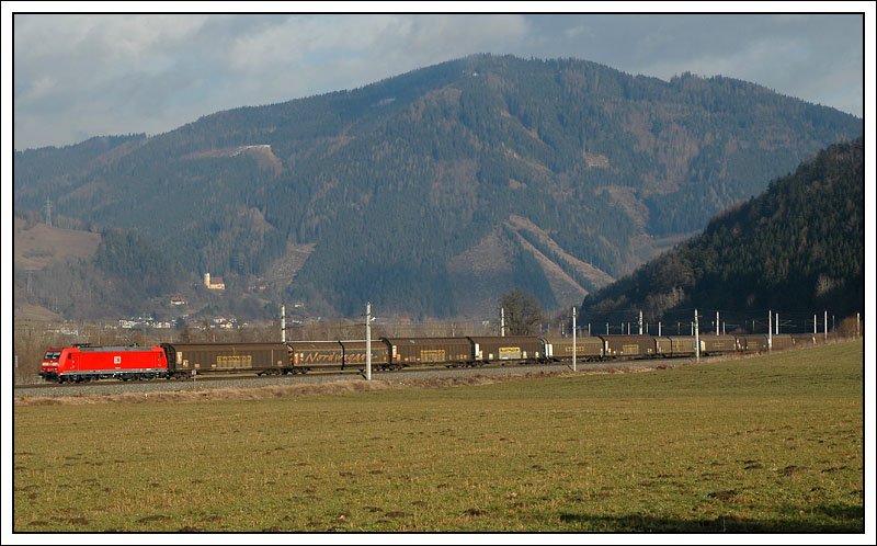 Wechselnde Wetterbedingungen am 18.1.2008. Kurz vor Niklasdorf war teilweise wieder herrliches Fotowetter. 48930 war gestern 11 Minuten vor Plan unterwegs. Mglicherweise knnen wir vor diesem Zug in Krze die BR 151 bewundern, finden doch Anfang Februar zwischen Passau und Graz Schulungsfahrten mit dieser Baureihe statt. Zur Zeit wird dieser Zug jedoch mit einer Railionmaschine der BR 185 bespannt.