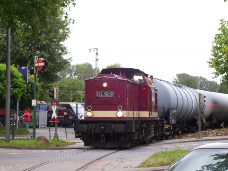 WEG 202 425-5 rangiert Kesselwagen aus dem Industriepark Kalle-Albert in den Gbf Wiesbaden-Ost; 07.08.2007