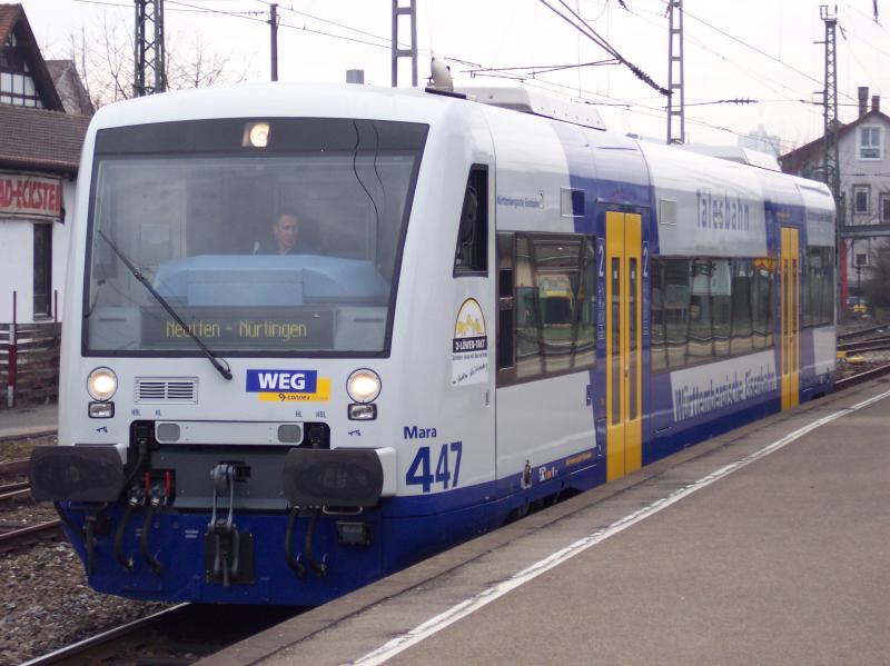 WEG/Connex-RegioShuttel 447  Mara  fhrt mit ihrer Regionalbahn aus Neuffen in Nrtingen auf Gleis 3 ein.