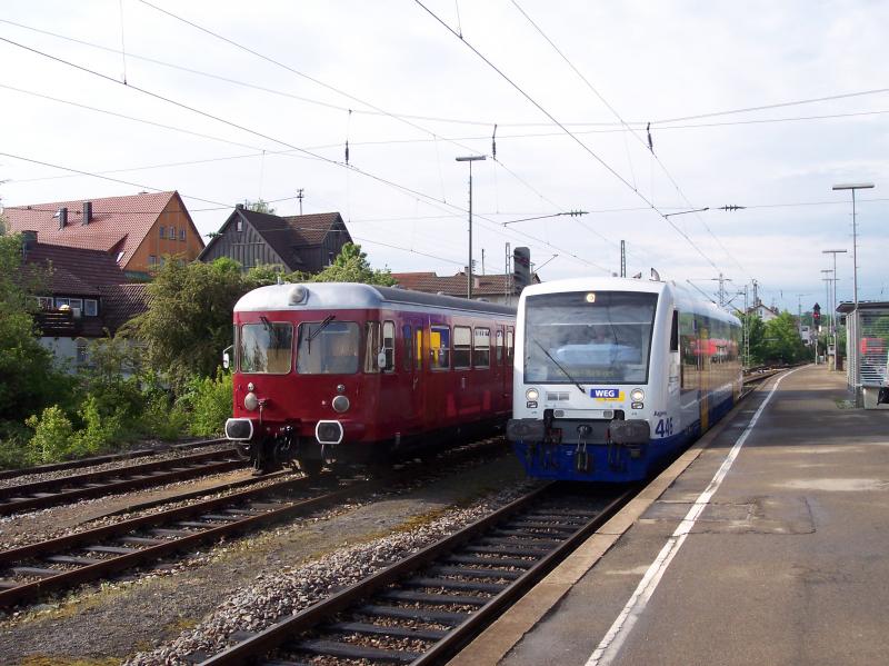 WEG/Connex RegioShuttel VT 446 Agnes trifft im Nrtinger Bahnhof auf einen sinngemen Vorgnger. Frher wurden solche  Esslinger  auch auf der Strecke Nrtingen-Neuffen eingesetzt.