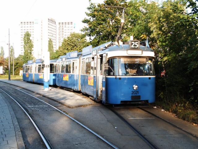 Wegen Bauarbeiten auf der Linie 18 wurde die Linie 25 bis zum Effnerplatz verl�ngert. So konnte man auch P-Wagen 2021/3003 am Effnerplatz bewundern.