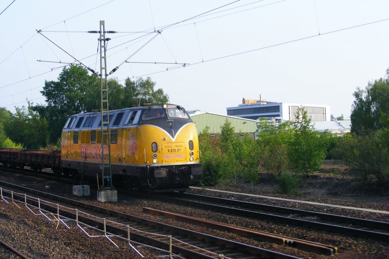 Wegen Bauarbeiten auf der Main-Neckar-Bahn im Bahnhof Bensheim war die gelbe V 200  V 270-07 von EBW-Cargo am 02.05.09 im Bauzugeinsatz 
ttig.Der Bauzug steht kurz vor dem Bahnhof Bensheim.Die Aufnahme entstand aus der langsamfahrenden RB nach Frankfurt/M