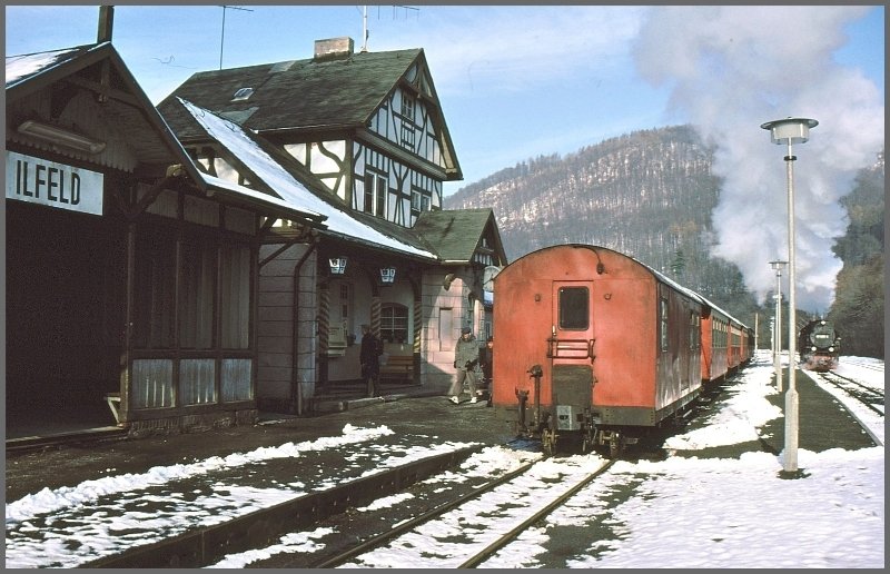 Wegen Bauarbeiten fand zwischen Illfeld und Nordhausen Schieneersatzverkehr statt. Der Regionalzug aus Wernigerode machte hier kehrt. (Archiv 12/1990)