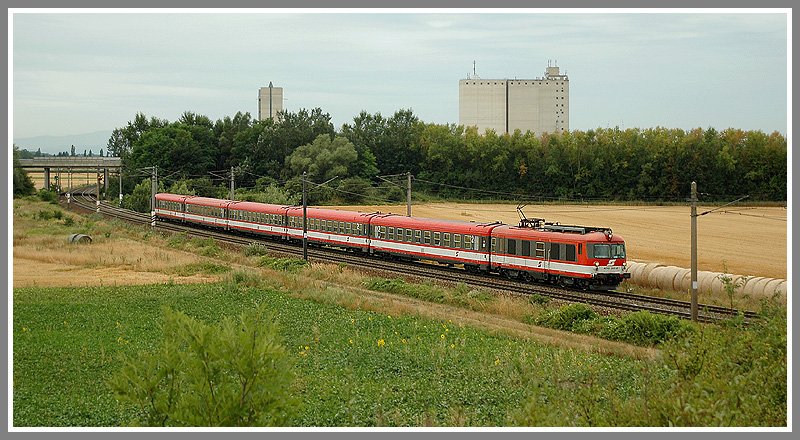 Wegen Bauarbeiten in Hetzendorf (kurz vor Wien) wurden in den letzten Juli/ersten Augustwochen bis 11.8.2006 alle IC's, EC's und SPR's, die von Wiener Neustadt bis Wien-Meidling durchfahren ber die Pottendorfer Linie umgeleitet. Am Foto ist 4010 001 als IC 552 „Stadt Bruck an der Mur“ von Graz nach Wien zu sehen. Aufgenommen kurz vor Wampersdorf am 3.8.2006.