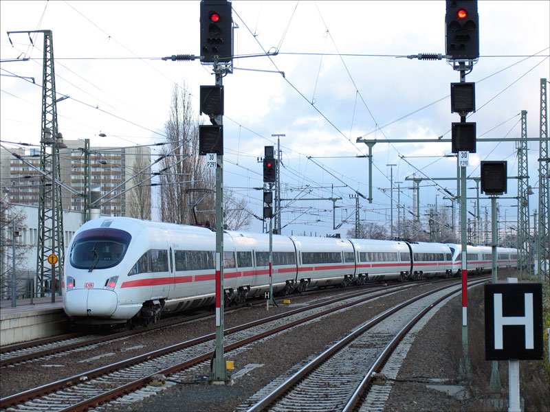 Wegen Bauarbeiten verkehrten in KW 48/07 die ICE ausnahmsweise auf dem Hochgleis 19 statt auf dem unten gelegenen Gleis 14, Dresden-Hbf. 26.11.2007
