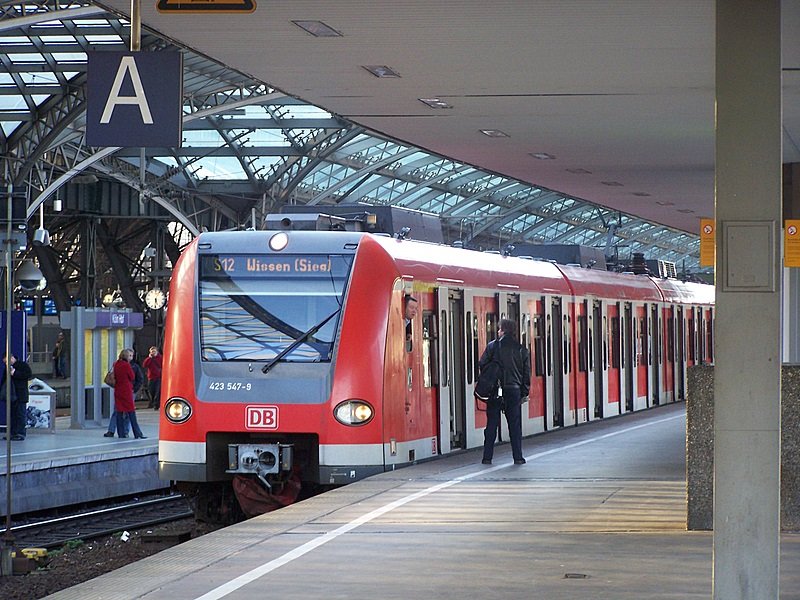 Wegen Bauarbeiten zweischen Siegen und Wissen(Sieg) enden alle Z�ge der Linie S12 und RE9 bis zum 30.03.08 in Wissen(Sieg). Hier steht 423 047/547 und ein weiterer als S12 nach Wissen(Sieg), was an diesem Bild aber auch eine Seltenheit ist: Das FIS der 423er die auf der S12 im EInsatz sind, haben eine FIS-�nderung bekommen wo angezeigt steht das sie bis Wissen f�hrt, was bei einfachen Bauarbeiten mit Stationausfall normalerweise nicht der Fall ist. 27.03.08