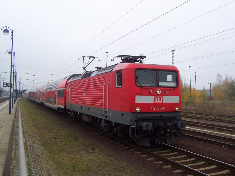 Wegen Bauarbeiten zwischen Berlin Ostbahnhof und Knigs Wusterhausen fuhren die Linien des RE2 und der RB 14 nur bis Knigs Wusterhausen. Hier zusehen die 112 105-2 als RB 14 mit modernen Wagen. Lbbenau/Spreewald den 28.10.2007