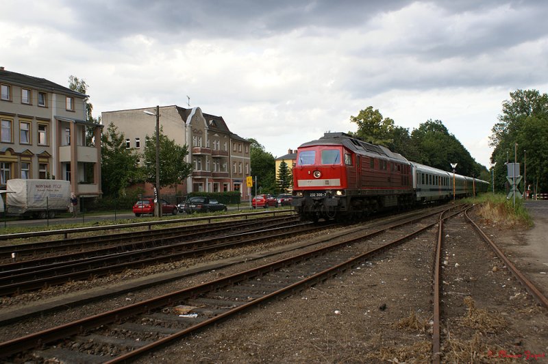 Wegen Bauarbeiten zwischen Erkner und Frstenwalde /Spree verkehrten die Zge des Berlin Warschau Express ber die Ostbahn. Hier zu sehen um 18:22 Uhr in Strausberg. Gezogen von 232 308-7
20.06.2009