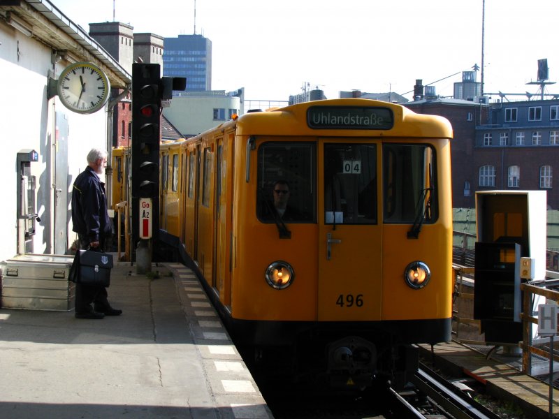 Wegen Bauarbeiten zwischen Gleisdreieck und Wittenbergplatz fahren die Z�ge der U1 eine Zeit lang nur zwischen Warschauer Strasse und Gleisdreieck sowie zwischen Wittenbergplatz und Uhlandstrasse. Zwischen Gleisdreieck und Wittenbergplatz muss w�hrend dieser Zeit auf die Z�ge der U2 umgestiegen werden. HIer f�hrt ein Zug der U1 gerade am Gleisdreieck ein. F�r den raschen Richtungswechsel steht ein TF bereits bereit. (2.April 2009)