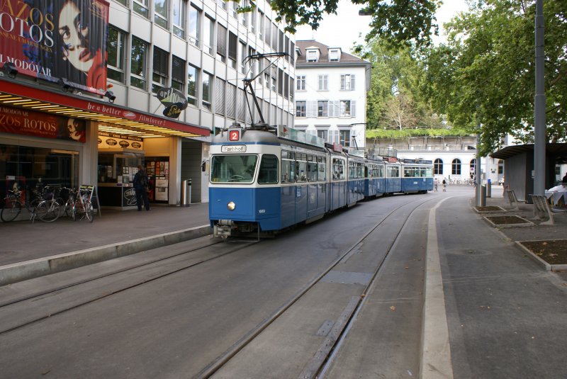 Wegen Bauarbeiten zwischen Opernhaus und Bahnhof Tiefenbrunnen wendeten am 5.9.09 die Trams der Linien 2 und 4 im neu gestalteten Stadelhofen. Hier zu sehen sind der Be 4/6 1669 und der Be 4/6 1651.