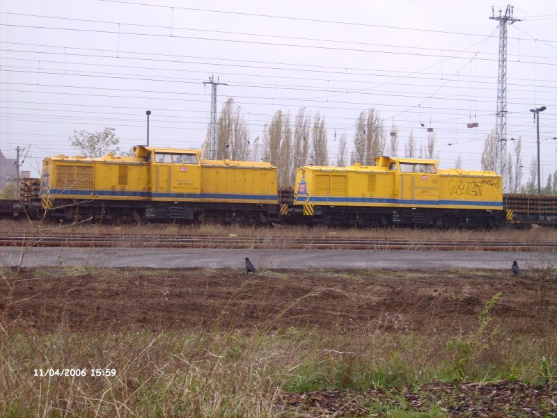 Wegen Bauma�nahmen auf der Strecke Eisenh�ttenstadt - Guben stehen 5 Bahnbau V100er in Eisenh�ttenstadt,hier die 203 313 + 312 am 4.11.06