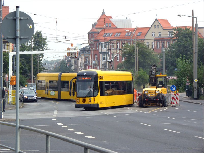 Wegen einer Baustelle am Gorbitzbach auf der Kesselsdorfer Strae muss die Straenbahn dort eine sehr enge Doppel-S-Kurve fahren, auch wenn es komisch aussieht, sogar der 45m lange Zug auf 12 Achsen NGT12DD meistert das (2); Dresden-Gorbitz, 09.08.2007
