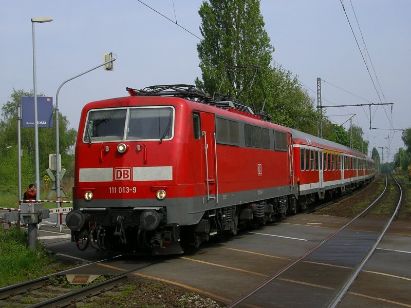 Wegen einer Baustelle in Dortmund Mengede wird der RE 3 Hamm -
Dsseldorf - Hamm , hier mit der 111 013-9 ab und bis Wanne Eickel Hbf. ber die Nokia Strecke nach Bochum Hbf. nach Dortmund umgeleitet.
Normalerweise sieht man hier nur ABELLIO Lint`s und eine Menge
Gterzge fahren.Der Fotograf links im Bild ist Kollege Robert Viktor aus Witten.(03.05.2008)