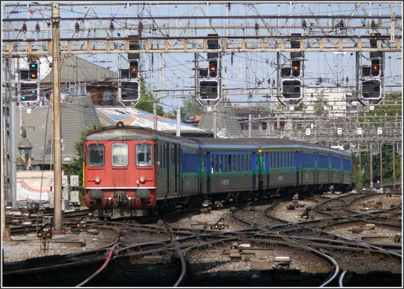 Wegen einer beschdigten Fahrleitung in Sissach war auch dieser Ersatzzug mit einem Re 4/4 Dispo-Pendel unterwegs. Hier schlngelt er sich in den Bahnhof Bern. (22.08.2009)