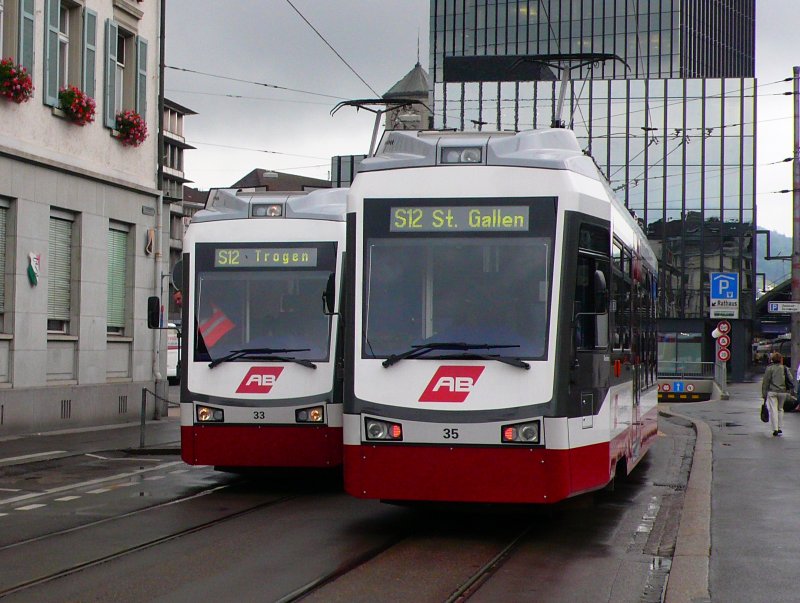 Wegen der blockierten Be 4/8 33 kamm es zu ein sehr seltene Begegnung mit der Be 4/8 35 an der Bahnhofstrasse SG am 17.07.09.