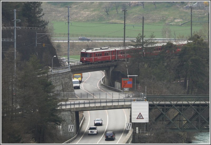 Wegen einer Brckensanierung macht die N13 einen Schlenker nach rechts und berquert den Hinterrhein auf einer Behelfsbrcke. Der Be 4/4 516 Triebzug lsst sich dadurch nicht stren und entfernt sich ber seine Hinterrheinbrcke Richtung Rhzns. (01.04.2008)