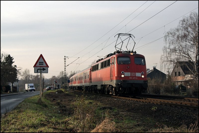 Wegen B�-St�rung musste 110 417 (9180 6110 417-3 D-DB) mit ihrer RB59  HELLWEGBAHN , Dortmund Hbf - Soest, kurz halten und beschleunigt nun wieder in Richtung Unna. (01.12.2008)
