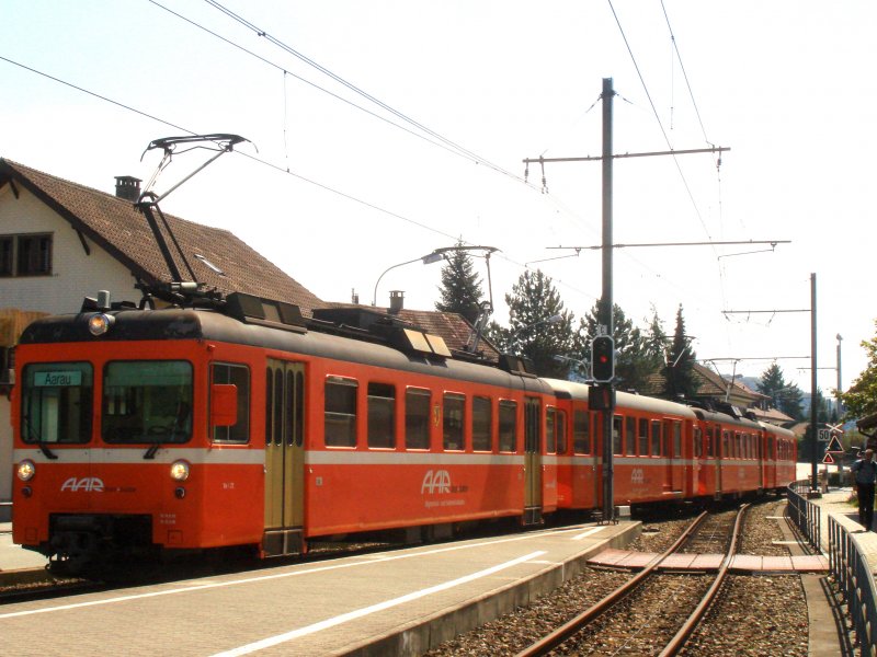 Wegen des Eidgenssischen Schwing-und lplerfest in Aarau fuhren alle Zge der AAR in Doppeltraktion.Hier fhrt eine alte Garnitur am 26.08.2007 mit zwei Be 4/4 in Hirschthal ein.