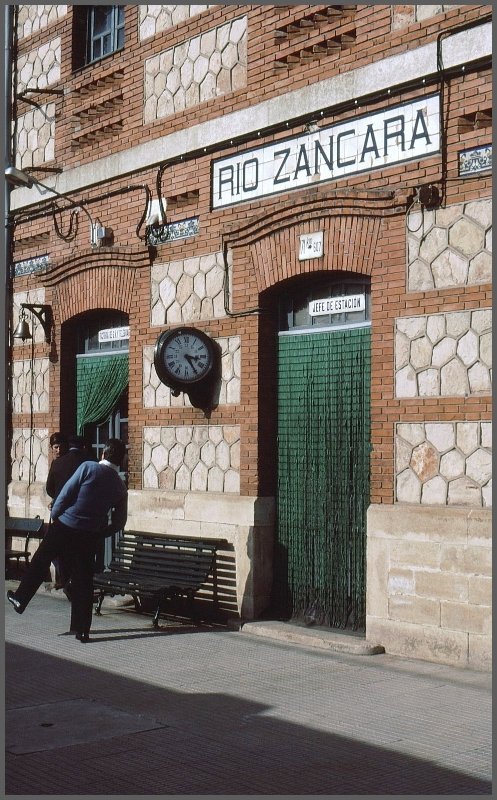 Wegen des Triebwagendefektes blieb genug Zeit sich den Bahnhof Rio Zancara im den spanischen Hochland etwas nher anzusehen und dem Jefe de Estaion einen Besuch abzustatten. (Archiv 02/83)
