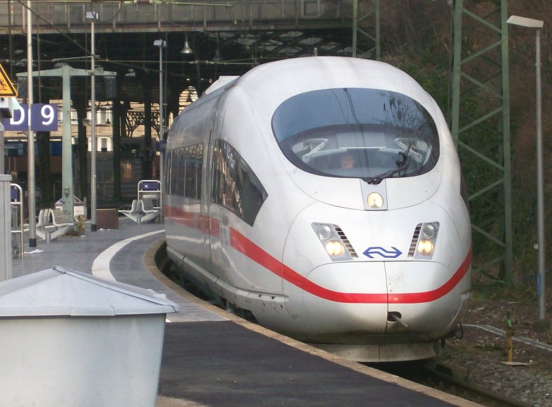 Wegen einem Treibfahrzeugschaden ist dieser ICE3(406 053) in Aachen liegengeblieben. Die Fahrg�ste in richtung L�ttich mussten daher eine halbe Stunde sp�ter den Thalys nutzen. 09.02.2007