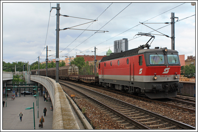 Wegen eines Blitzeinschlages im Stellwerk Senbrunn wurden zahlreiche Zge ber die Wiener S-Bahn-Stammstrecke umgeleitet - dabei kam es zu groen Engpssen im gesamten Bereich von Wien Meidling bis Wien Floridsdorf. 1144 278 bespannte am 2. Juni 2009 den DG 56108 nach Retz und wurde in der S-Bahn-Haltestelle Handelskai bildlich festgehalten.
