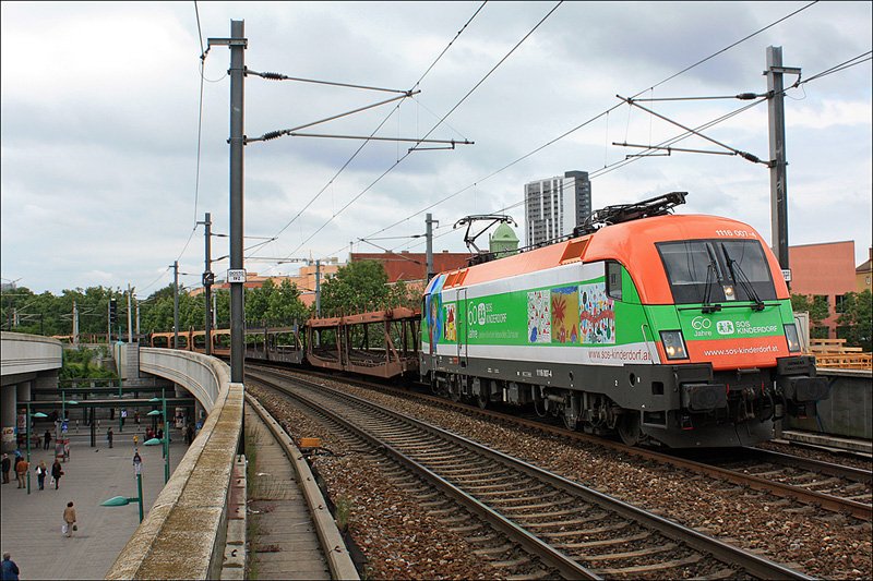 Wegen eines Blitzschlages in das Stellerk S��enbrunn wurden einige G�terz�ge �ber die Wiener S-Bahn-Stammstrecke bis Ende 2009 umgeleitet. Dadurch konnte die SOS-Kinderdorf-Werbelok, 1116.007, am Vormittag des 02. Juni 2009 mit dem Leerautozug 46742 nach Breclav beim Passieren der Haltestelle Wien Handelskai abgelicht werden.