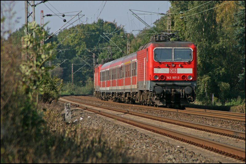 Wegen eines defekten Steuerwagens musste die Dortmunder 143 187 als Steuerwagenerstz fungieren. Hier rollt sie am Zugschluss der RB91 (RB 39170)  RUHR-SIEG-BAHN  von Siegen nach Hagen. (06.10.07)