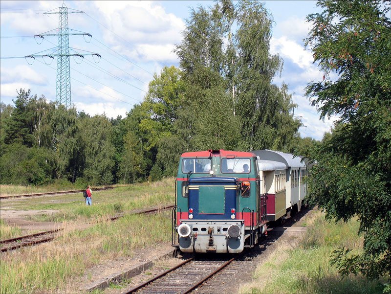 Wegen eines Kesselschadens an der Dampflok  Karoline  bringt diesmal eine Mak Diesellok (ehemals bei Stdtische Werke Krefeld) der Arbeitsgemeinschaft Geesthachter Eisenbahn den Zug Bergedorf-Sd - Krmmel nach Geesthacht; 14.09.2008
