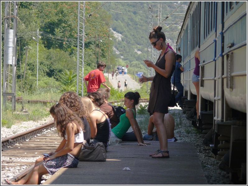 Wegen eines lngeren Stromausfalls begeben sich die Reisenden aus den brtend heissen Zgen auf den Bahnsteig, oder gehen gleich zur nahen Strasse hoch um Autostop zu machen. Auf jeden Fall scheint sich niemand sonderlich aufzuregen ber den unplanmssigen Aufenthalt.(29.07.2009)