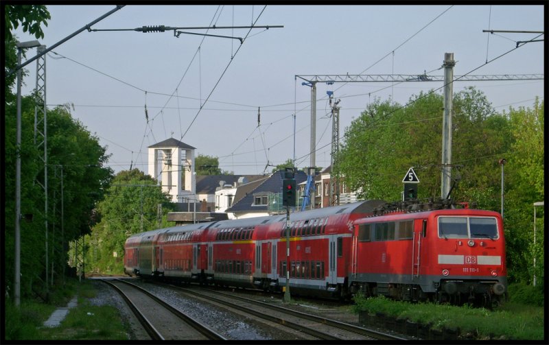 Wegen eines Rettungsdiensteinsatzes im Zug fuhr RE10433 abweichend in Geilenkirchen auf Gleis 3 wo er anschlie�end mit +15 wieder gen Dortmund startete. Schublok war 111 111-1 4.5.2009