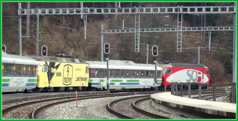 Wegen eines zustzlichen Wagens bentigte Re 456 092-6 Schubuntersttzung durch die Re 446 018 auf der 50 o/oo Rampe zwischen Pfffikon und Biberbrugg. (10.11.2006)