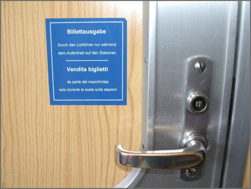 Wegen fehlender Billettautomaten knnen in unbegleiteten Zgen auf der Berninastrecke die Fahrkarten zur Not auch beim Lokfhrer bezogen werden. Bitte nicht whrend der Fahrt. (05.06.2007)