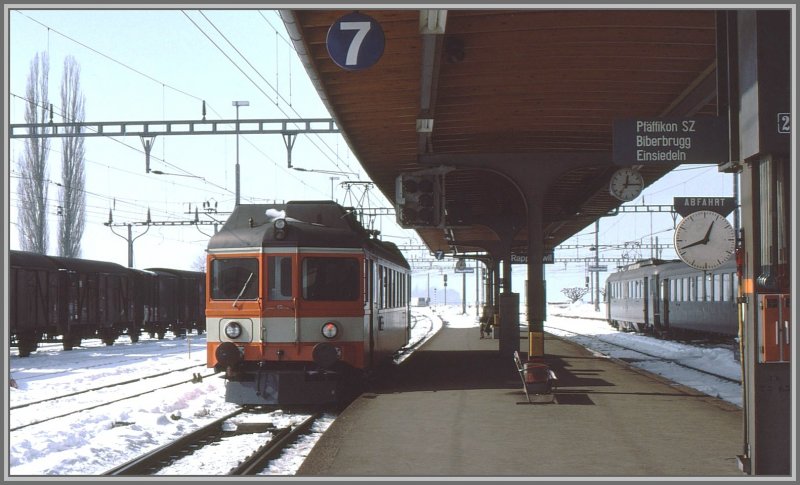 Wegen der gegenwrtigen Hitzewelle bringen ein paar Winterbilder vielleicht etwas Abkhlung. In der Rosenstadt Rapperswil am oberen Zrichsee steht ein ABe 4/4 der SOB abfahrbereit nach dem Wallfahrtsort Einsiedeln. (Archiv 03/82) Man beachte die mechanische, noch von Hand bediente Abfahrtsanzeige.