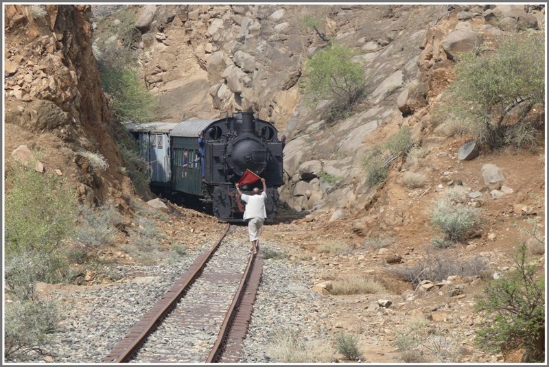 Wegen Gerllmassen auf den Schienen konnte der Triebwagen vorerst nicht weiterfahren. Um ein Auffahren des Dampfzuges zu verhindern, musste dieser mit einer roten Flagge gestoppt werden.
Hier auf der Talfahrt nach Darnas. (30.10.2008)