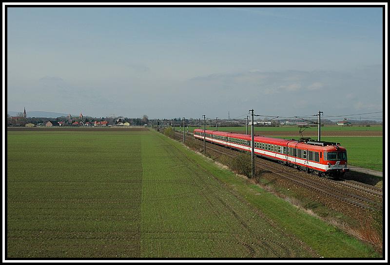 Wegen Gleisbauarbeiten zwischen Atzgersdorf und Hetzendorf in den Osterferien 2006 wurden alle IC's/EC's zwischen Wiener Neustadt und Wien Meidling �ber die Pottendorfer Linie (Ebenfurth - Potendorf -Ebreichsdorf - Achau-Wien-Inzersdorf)umgeleitet. Am Foto vom 15.4.2006 zu sehen: 4010 001 als IC 550  Wiener Volkshochschulen  (von Graz nach Wien)zwischen Ebenfurth und Pottendorf. Im Hintergrund ist die Stadt Ebenfurth zu sehen.