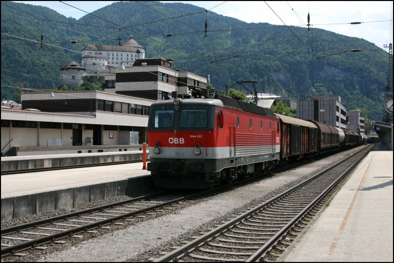 Wegen Personalwechsels legt am 25.06.07 die Innsbrucker 1144 217 einen kurzen Halt auf Gleis 1 des Bahnhofes Kufstein ein. Die Lok besitzt eine Funkfernsteuerung fr den Schiebebetrieb.