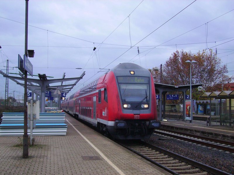 Wegen der Sperrung von Heidelberg Hbf wurden die RBs von Ffm nach Schwetzingen umgeleitet,deshalb kam es des fteren zu seltsamen Anzeigen im Zugzielanzeiger.