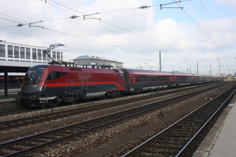 Wegen einer Streckensperrung zwischen Haar und Zorneding am 19.10.09 wurde der Railjet 1116 206-2 Richtung Budapest keleti pu in Mnchen Ost unplanmig angehalten.