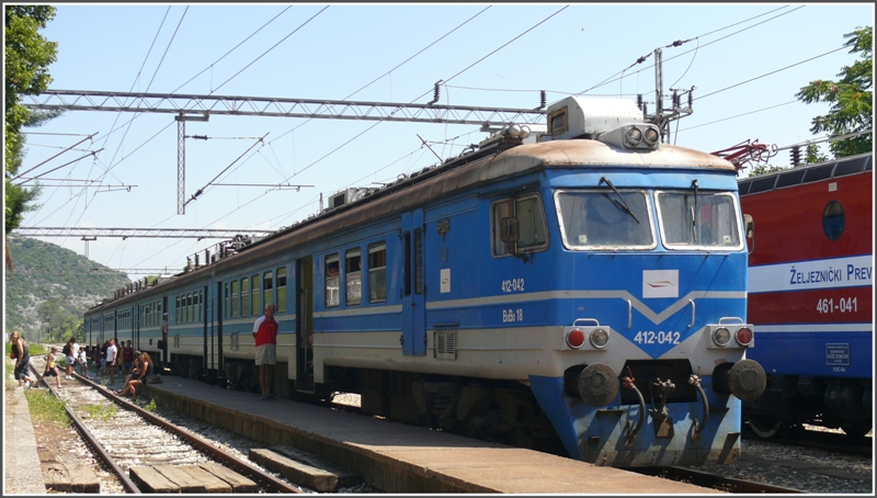 Wegen Stromausfall in Virpazar blockierter Regionalzug nach Bar in Form des 412-042. (29.07.2009)