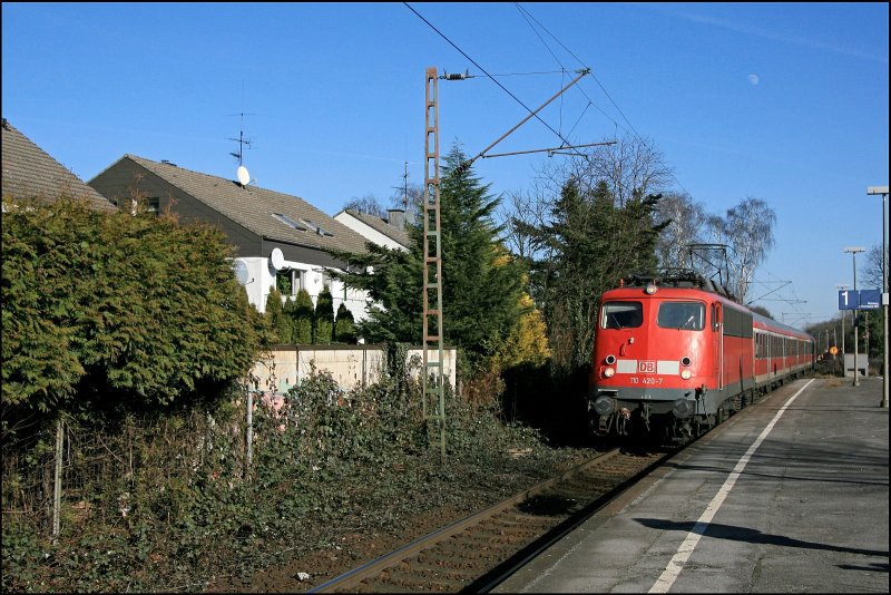  Wegen Unregelm��igkeiten im Betriebsablauf  erreicht die Dortmunder 110 420 mit ihrer RB59 (RB 29136)  Hellweg-Bahn , von Soest nach Dortmund Hbf, den Haltepunkt Dortmund-S�lde. (16.02.2008)
