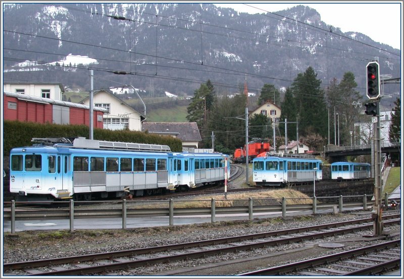 Wegen der zu milden Witterung verkehren die Wintersportzge nicht und die Triebwagen 11 und 15 mitsamt Steuerwagen bleiben in Art-Goldau. (12.02.2007)
