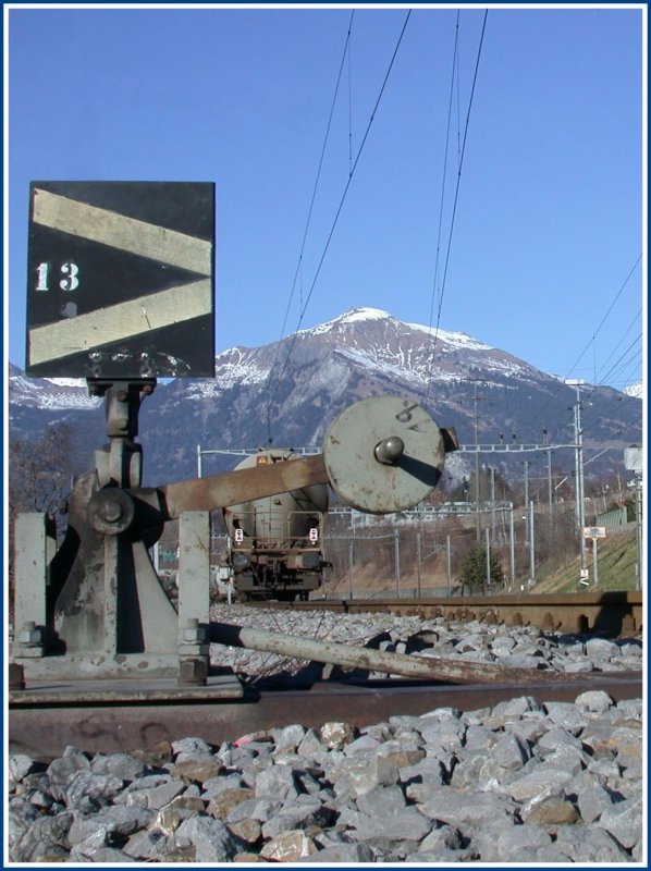 Weiche Nr.13, wenn das nur kein Unglck bringt. Holcim bergabegruppe Bahnhof Untervaz mit dem sprlich Schnee bedeckten Vilan. (09.20.2007)