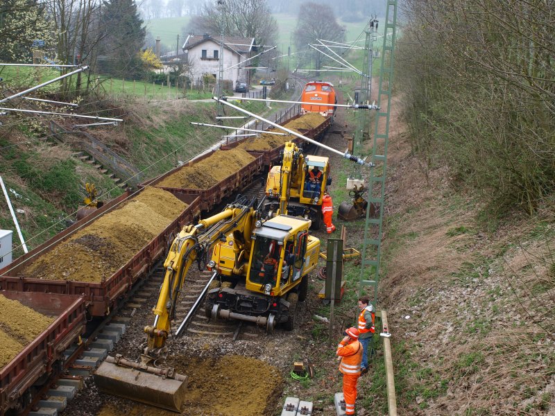 Weichenaustausch vor dem Gemmenicher Tunnel. Hier fhrt Locon 212 den Aushub des Gleisbettes nach Aachen West. Die beiden 2Wegebagger mssen nur kurz warten bis neuer Sand und Schotter mit einem Bauzug geliefert wird.