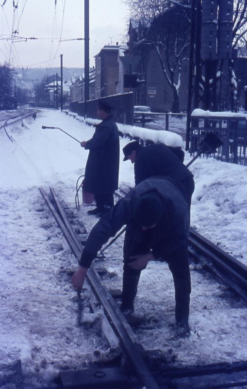 Weichenreinigung (Auftauen) von Weichen im Bahnhof Boppard um 1969