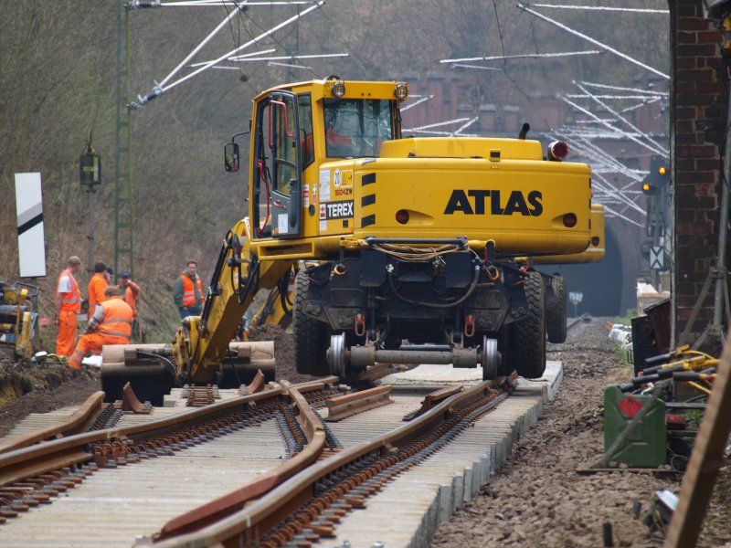 Weichentausch vor dem Gemmenicher Tunnel. Mit gleich zwei 2Wegebagger vom Typ Atlas 1604ZW wird der Unterbau f�r eine neue Weiche auf H�he gezogen.