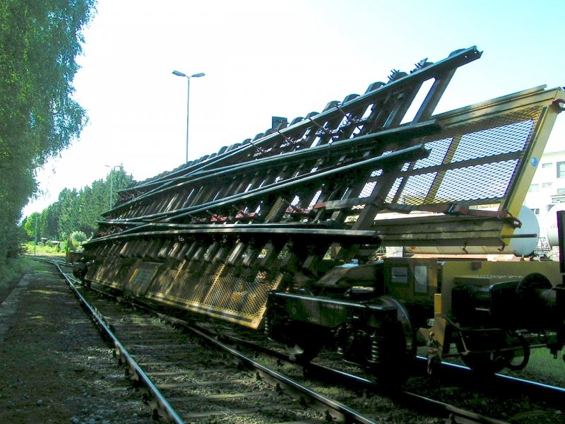 Weichentransportwagen 99819358001-1 (Fabr. Matisa) beladen mit der  ALTEN  Weiche f. Bhf. RIED i.I. 2006-08-14